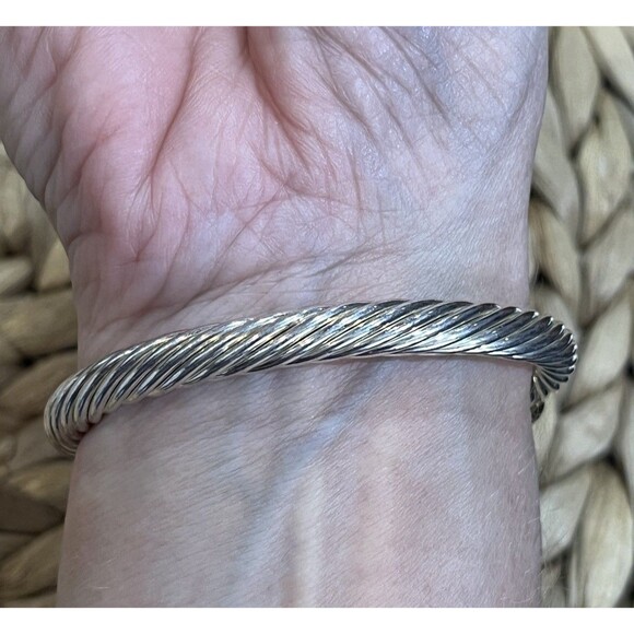 BEAUTIFUL HEAVY SILVER TWISTED METAL RED CATS EYE ACCENT OPEN END CUFF BRACELET - Picture 3 of 6